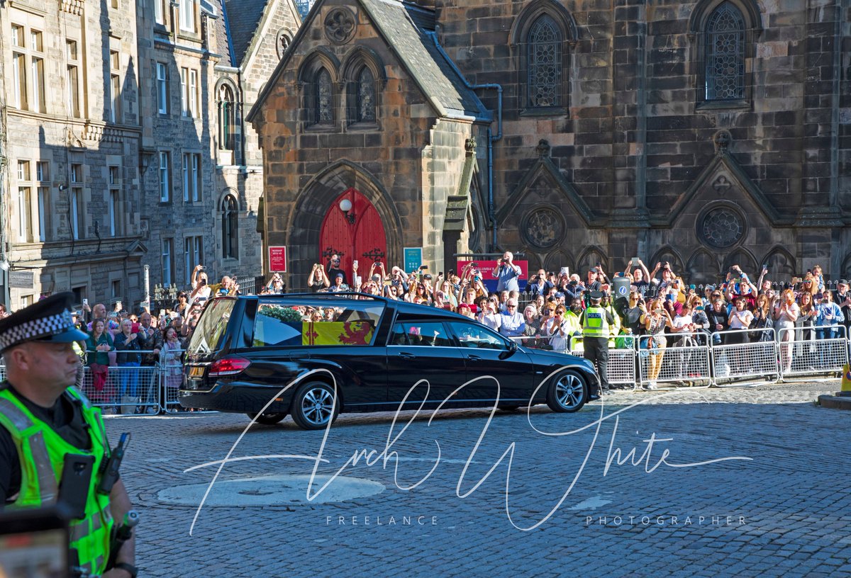 Probably not an iconic #image however, this #photograph shows #QueenElizabethII hearse leaving #Edinburgh <a href="/RoyalMileEdin/">Royal Mile Edinburgh</a> <a href="/Scotland/">Brand Scotland 🏴󠁧󠁢󠁳󠁣󠁴󠁿</a> for her final journey from #Scotland #ScotlandIsNow