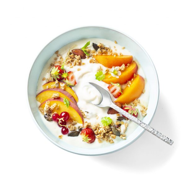 SojaxaFR's tweet photo. Pour faire le plein de protéines et bien démarrer la journée, #Sojade a créé
un #bowl frais et gourmand avec son produit Sojade à la grecque 🥣 Composé de pêches jaunes, fraises et mûres, il permettra à chacun de profiter des derniers fruits d'été ☀️#soja https://t.co/zNuWAytxcm https://t.co/1tPvvut5RT