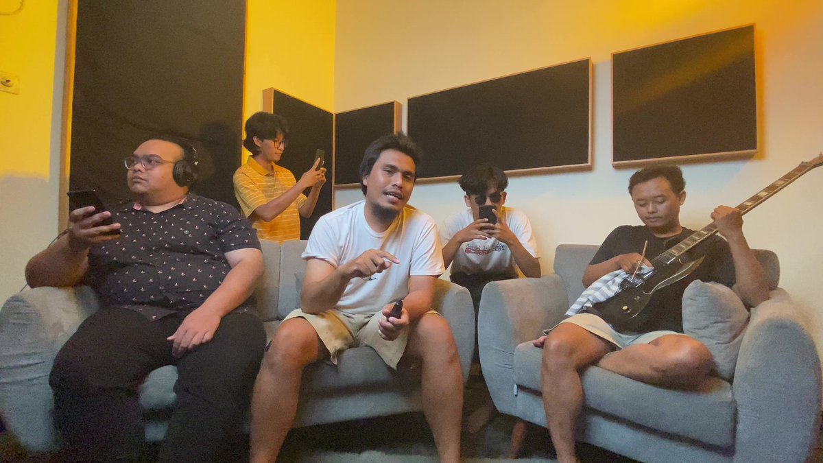 Inavoice_'s tweet photo. Name this band 🥁🪘🎸🎧🎶🎤🎹🎺 https://t.co/SABVDgxLLb
