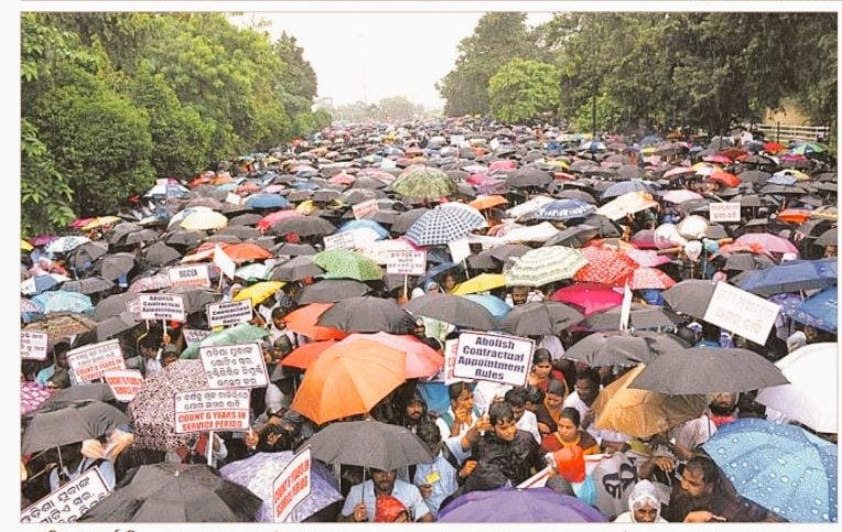 OKhordha's tweet photo. Pictures says it all that amid rain contaractual employees of across the state rise voice demanding #AbolishOdishaContaractualrules &amp; #Count6YearsInServicePeriod to honrable @CMO_Odisha.
@CMO_Odisha @MoSarkar5T @SecyChief @pranabpdas @Vkpandianfancl1 @FdOdisha @gapg_dept @OGCEA https://t.co/PWH00iTLLq