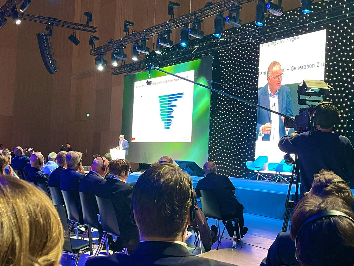 Generation Z versus Babyboomer - die Studie #Zukunftgemeinsamgestalten von <a href="/Prognos_AG/">Prognos AG</a> über die Zukunft der Gesellschaft: <a href="/CBoellhoff/">Christian Böllhoff</a> auf dem R+V #zukunftsfestival zeigt, wie Generationen ticken. Generationenkonflikt? Sie sind sich ähnlicher, als wir denken <a href="/ruv_de/">R+V Versicherung</a> <a href="/ruv_de/">R+V Versicherung</a>