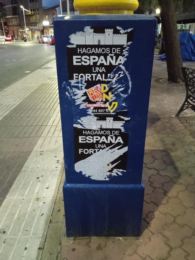 cyancielo22's tweet photo. @PuertoLocal092 Podríais denunciar tambien a los autores de la pega de estos carteles de un partido abiertamente neonazi. Se hacen llamar "Democracia Nacional" https://t.co/2VqcNIpPYO
