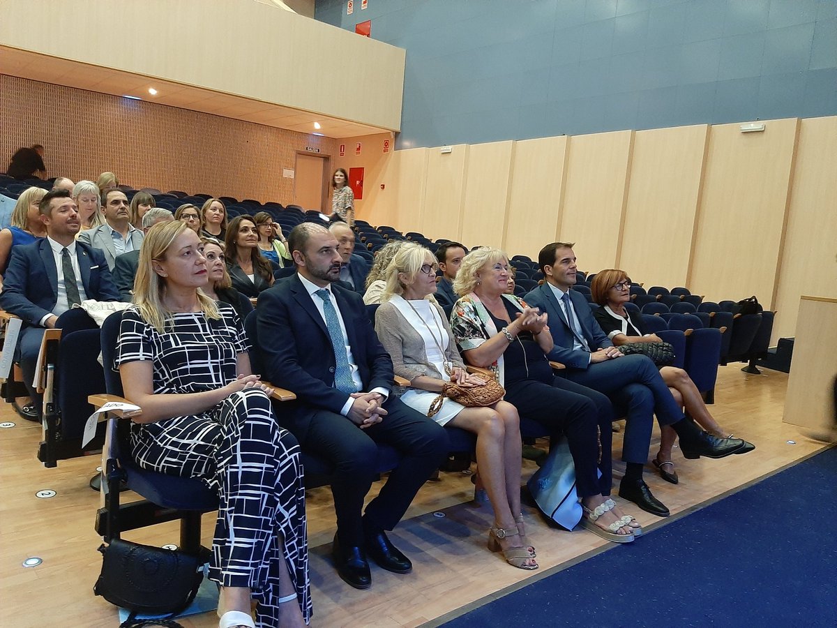 DelGobEnAragon's tweet photo. Antes, @SilviaSalazaral ha asistido en el Centro de Congresos de #Barbastro a la jornada #FermaInnova dedicada a la economía social y a la inauguración de la exposición 'En activo' de @CadisHuesca https://t.co/Lh7o1n7i1z