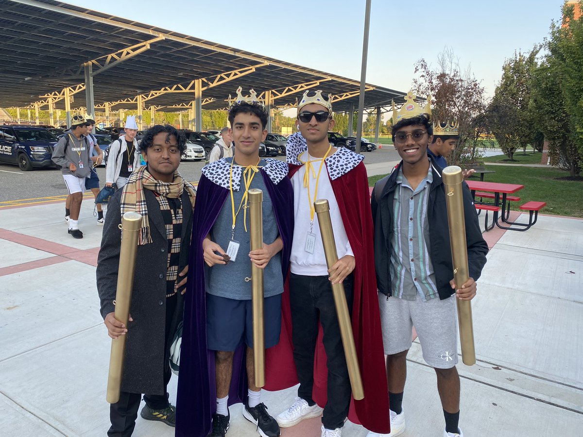RvilleProud's tweet photo. Class Theme Day at RHS! Roasting, Roaring, Rocking &amp; Reigning Ravens #rvilleproud https://t.co/nQMewumEfv