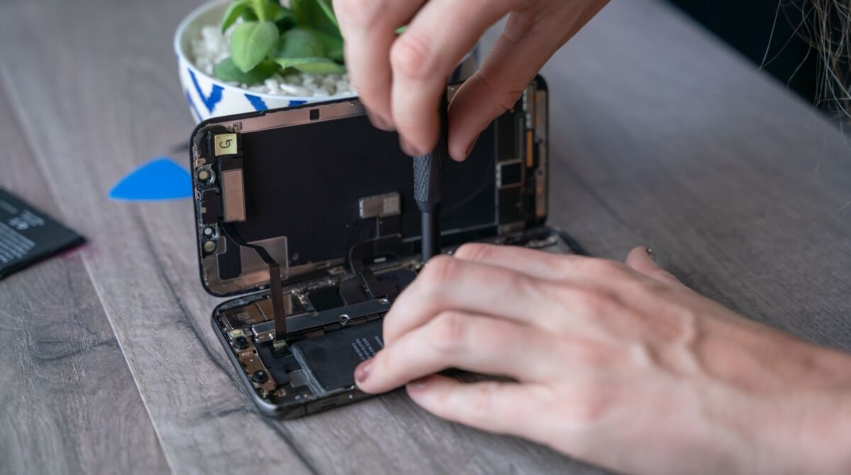 iFixitFR's tweet photo. Ne gaspillez pas votre argent pour le "nouvel" iPhone 14, réparez votre iPhone avec nos tutos gratuits pour faire des économies !📱

https://t.co/ZoHSIPOI3C

#jeudiphoto #iphone #reparationiphone https://t.co/LnCyHV0nhj