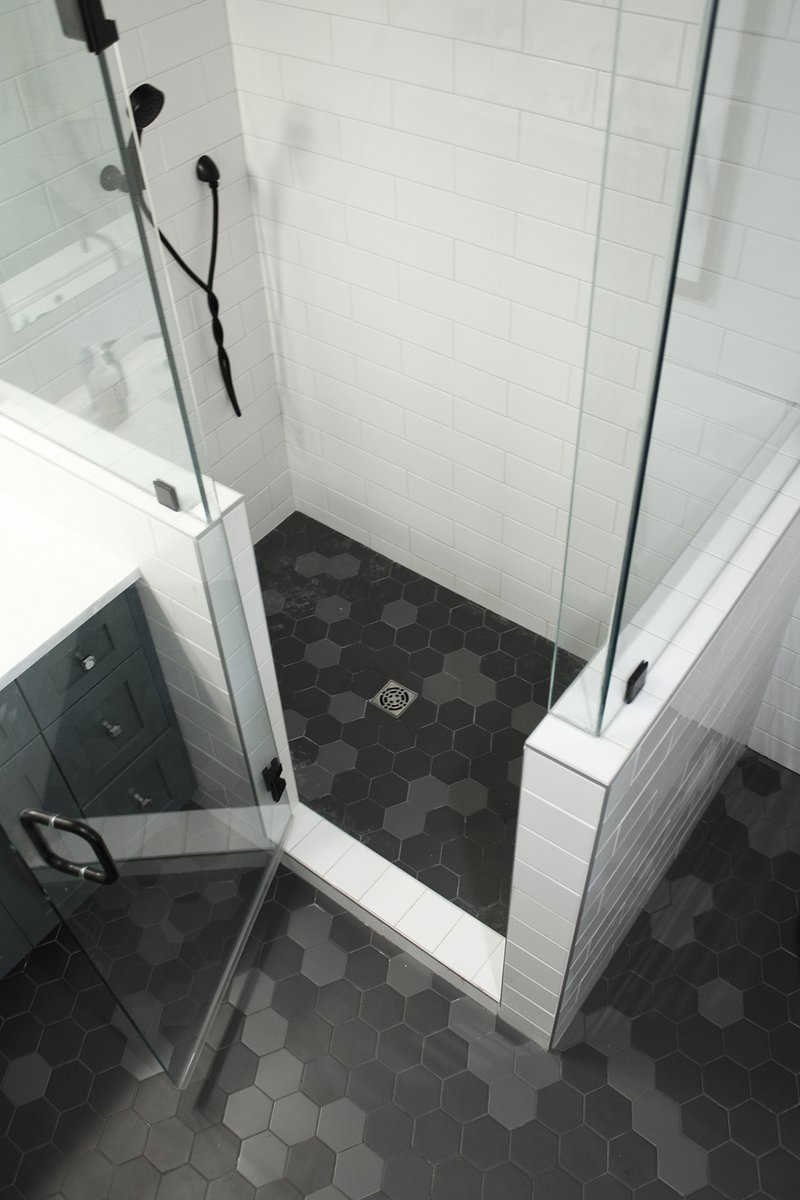exacttile's tweet photo. Can't go wrong with white, black &amp; grey!

Featuring Art Nouveau 4" Hex and 4x12 Arctic White Subway. Tile and Installation by @exacttile 

Designer: Annie B Designs
GC: Bluewing Remodeling

#bathroom #tile #tiledesign #tileinstallation #shoplocalknoxville #govols #tennessee https://t.co/ANv03IcmPB