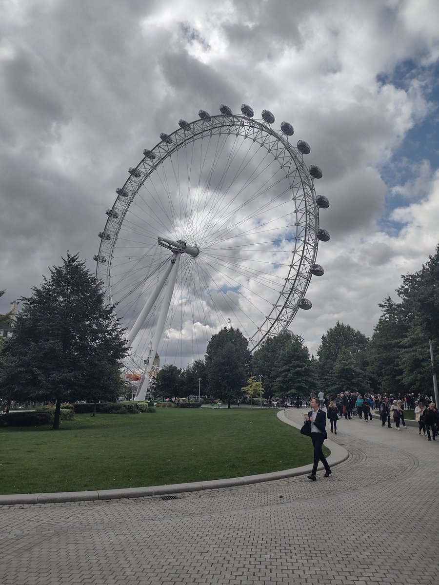 mjcben148's tweet image. Making good time. At London Eye.Big Ben in the distance behind the Eye. #lyinginstatequeue