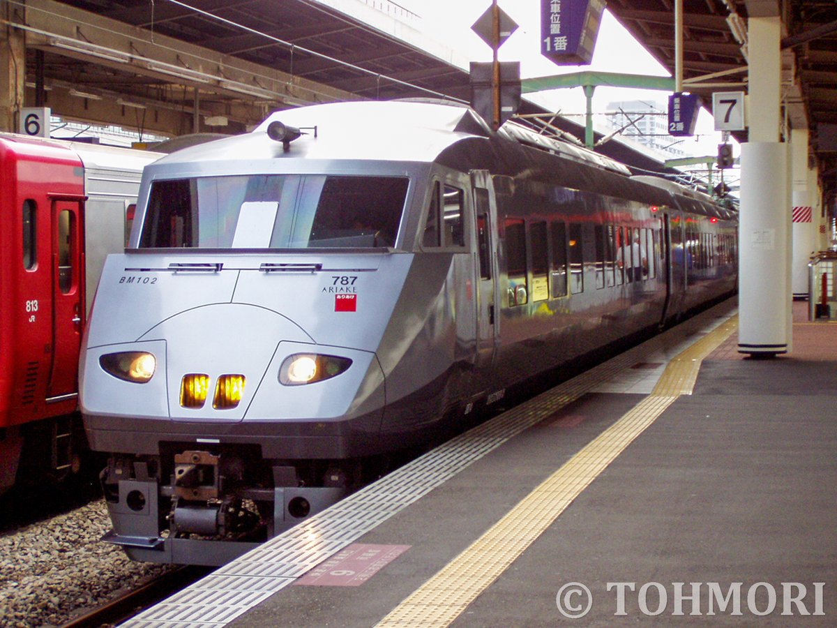 tohmori_train's tweet photo. 18年前のきょう・2004年9月15日の博多駅にて、この日の「リレーつばめ55号」は、787系BM102＋BM110の2編成併結8両で運転された。人身事故の影響で運用が乱れたため、急遽の「有明」仕様車登板に。#マル年前の今日の一枚 https://t.co/GFlpct9OrI