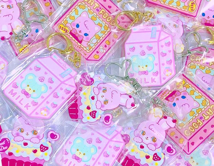 masha_mosha912's tweet photo. アクリルキーホルダー🧸🐱🐰🎀いちごミルク、キャットフード、カップケーキ🧁
#すーぱーレトロEXPO #sweet_dew #mashaillust https://t.co/uSbgj1pKN7