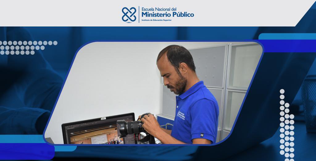 EscuelaMPRD's tweet photo. Es el turno de conocer a
Juan Carlos Reyes, fotógrafo de esta IES-ENMP, con más de 20 años de servicio y gran dedicación, soporte vital para el área de comunicaciones.
#OrgulloENMP https://t.co/QfJwEp1p8N