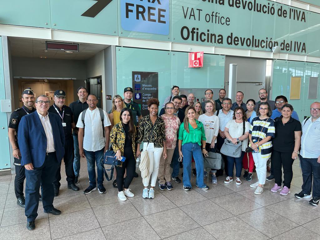 Esc_Judicial's tweet photo. Hemos ido a conocer la protección y controles en el aeropuerto, especialmente la oficina de declaración IVA, maletas, control antidrogas... gracias @aena y @guardiacivil https://t.co/pubxJg9EY5