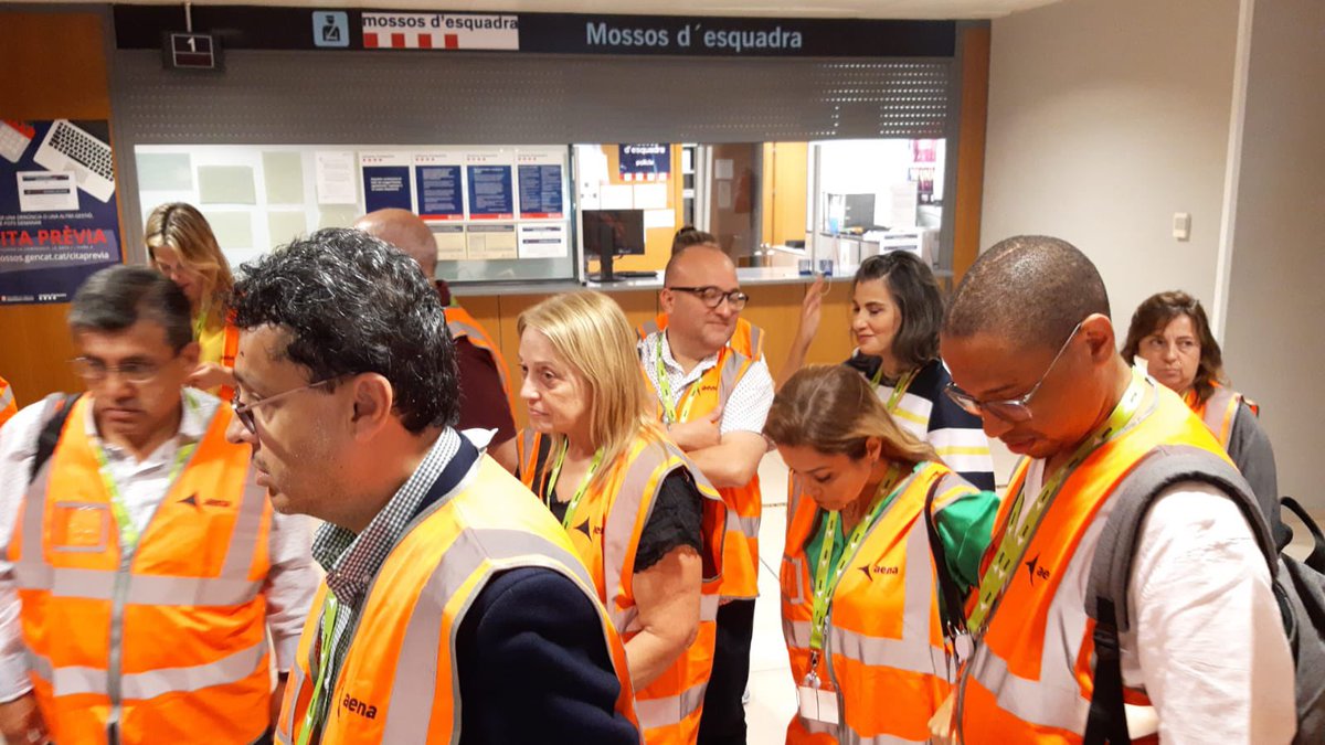 Esc_Judicial's tweet photo. Hemos ido a conocer la protección y controles en el aeropuerto, especialmente la oficina de declaración IVA, maletas, control antidrogas... gracias @aena y @guardiacivil https://t.co/pubxJg9EY5