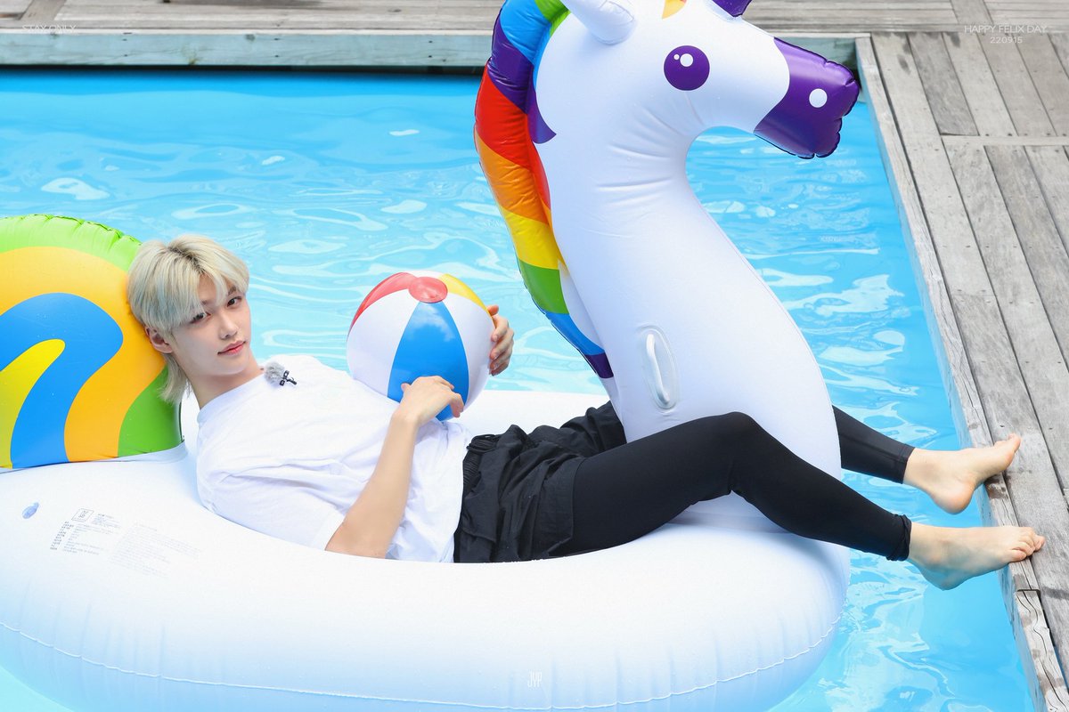 FELIXFILES0915's tweet photo. [221509] 

—Felix's birthday pics from Vlive membership 🤍 

#FELIX #필릭스 #フィリックス @Stray_Kids #스트레이키즈 #StrayKids https://t.co/mOFCZMVKKh