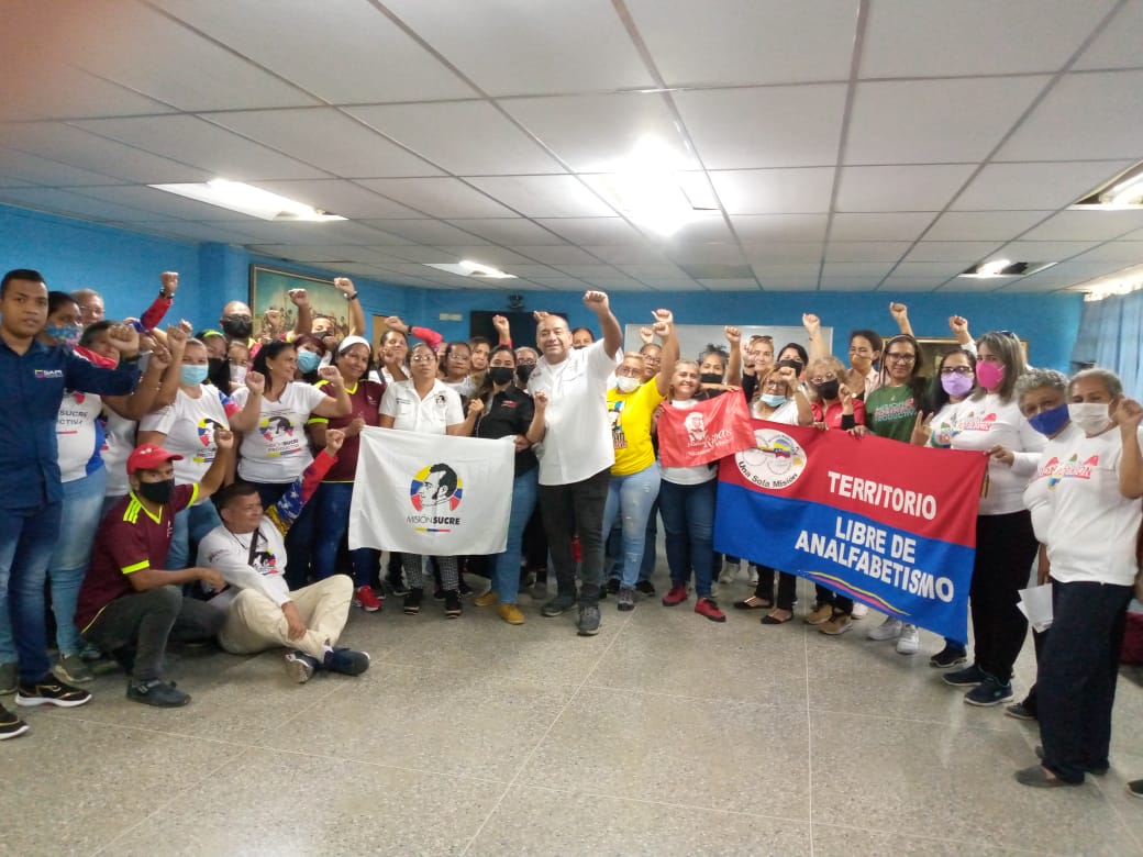 leoalvacabrera's tweet photo. Excelente encuentro con los diferentes voceros de las Misiones Educativas, desde la @ZE_Aragua rumbo al inicio del año escolar 2022-2023. #ExpoFeriaIránVenezuela2022 @NicolasMaduro @_LaAvanzadora @MPPEDUCACION @RosangelaOrozco @Soykarinacarpio https://t.co/C5Pekyxp3B