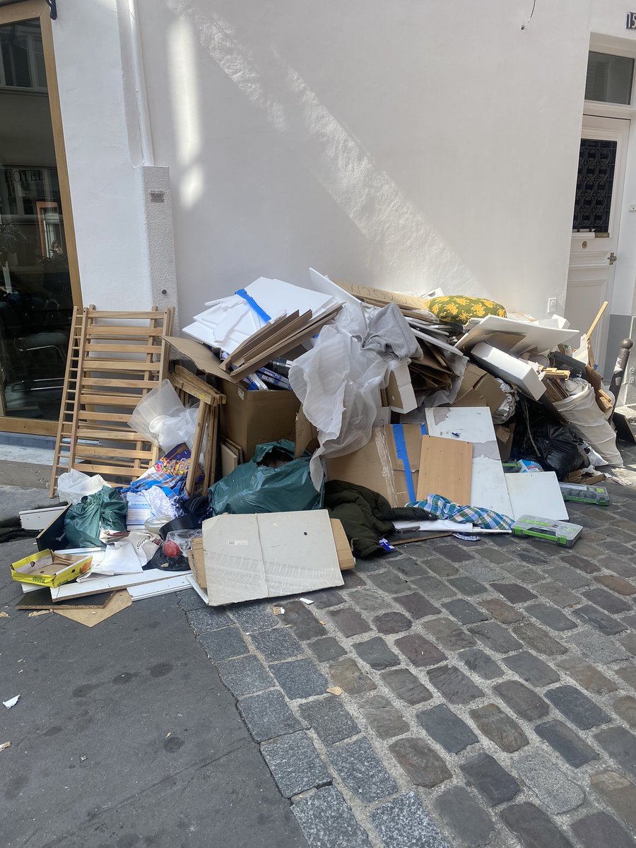 Faites comme chez vous surtout ! #saccageparis #paris18 <a href="/EricLejoindre/">Eric Lejoindre</a> <a href="/Anne_Hidalgo/">Anne Hidalgo</a>