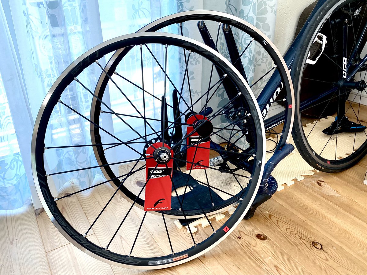 mousepancyo's tweet photo. 今朝からやりかけていたホイール交換完了。またしてもGP5000の進行方向を逆向きに組んでしまうというトラップに引っかかってしまいましたw
#ロードバイク #ホイール交換 #racingzero #fulcrum https://t.co/rDLH9Nt4gu