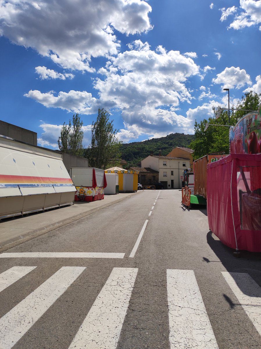 Tot a punt per donar el punt de sortida a les festa major de besalu.
A les 17:30 obertura de les fires a 2x1.
Que tingueu una molt bona festa major