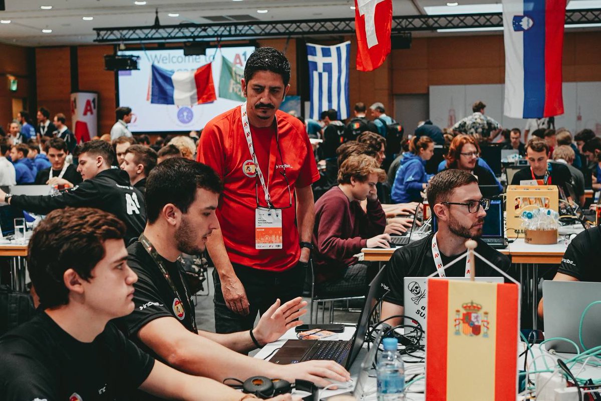 INCIBE's tweet photo. El #ECSCTeamSpain 🇪🇸 sigue resolviendo retos del #CTF estilo #AttackAndDefense del European Cyber Security Challenge #ECSC2022, en el que tiene que defender 🛡️ un set de servicios vulnerables mientras ataca al del resto de países.
Let's go team! 💪
🏆 https://t.co/KsoPikx9yD https://t.co/q1eC6q1381