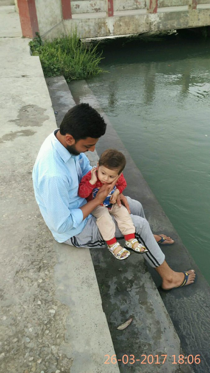 asq_dr's tweet photo. ज़र्द पत्ते दरख़्त की टहनियों से अलग होते जायेंगे, आपको नई कोंपलें लगानी पड़ेंगी। https://t.co/QoP87M0UIU