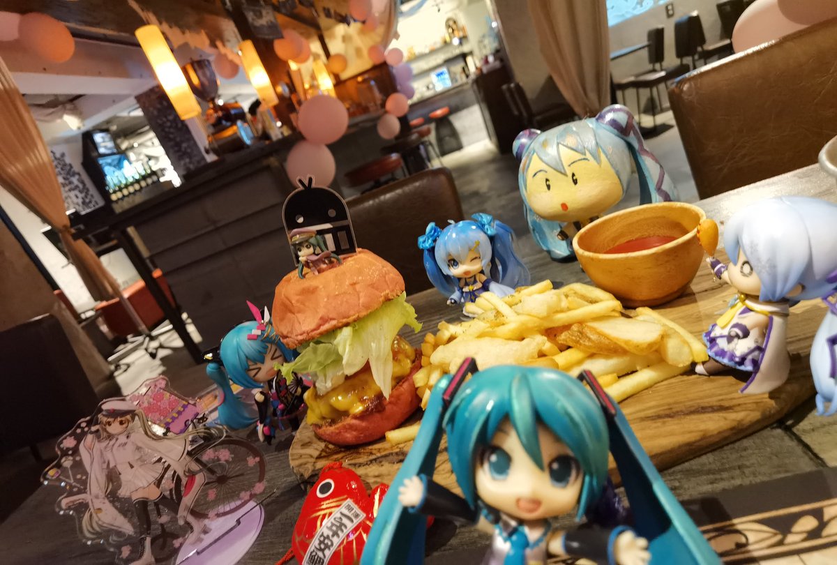 umaslim's tweet photo. スペシャルバーガーセット🍔を食べたいと思います🤤

今日はスコーンしか個体を食べてないからな https://t.co/tvntGG0YkK