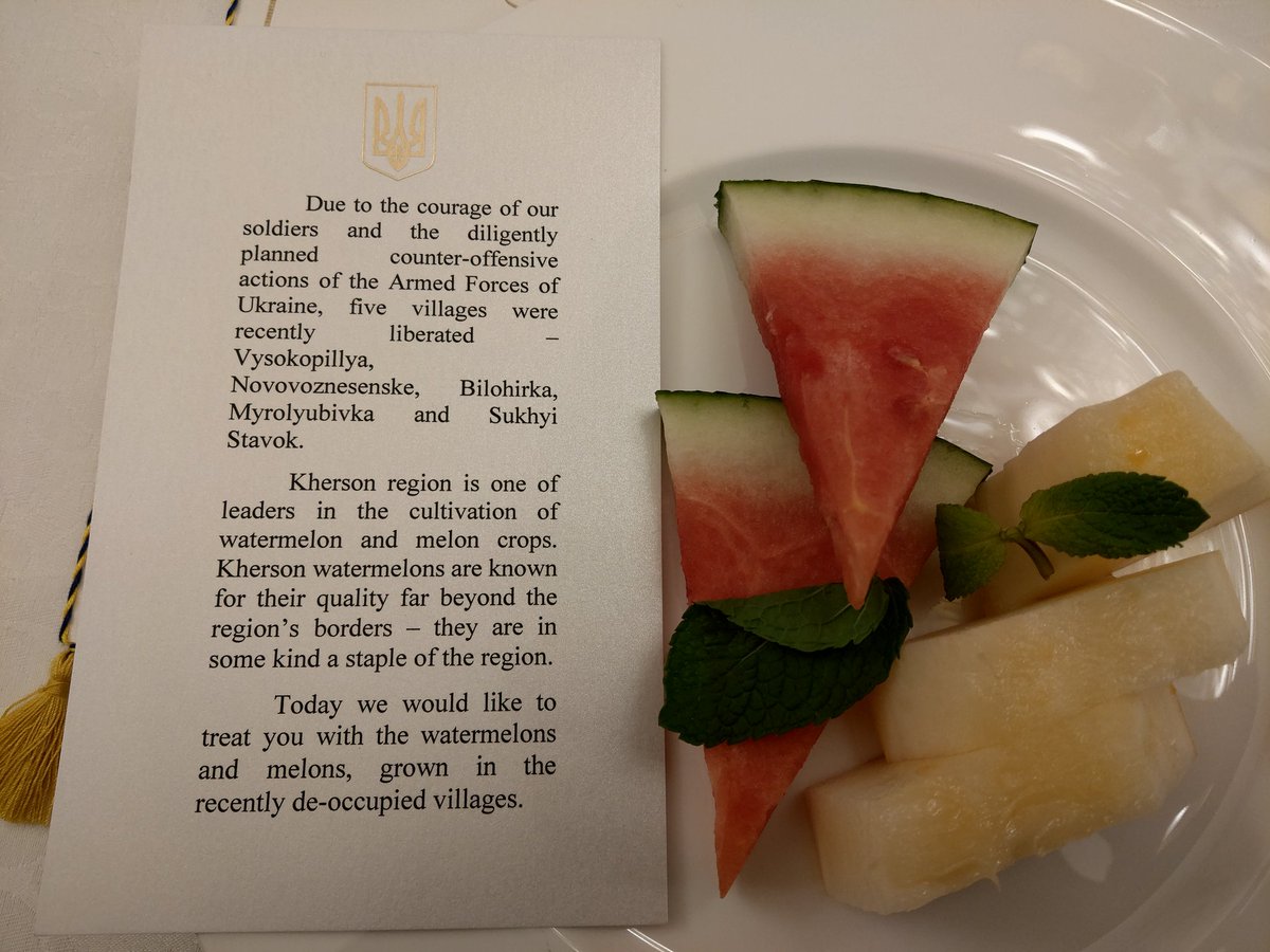 MattiMaasikas's tweet photo. Both mouthwatering and eyewatering. @ZelenskyyUa offers melons and watermelons from recently de-occupied villages in the Kherson region at lunch with @vonderleyen. https://t.co/FPqbYXd0AX