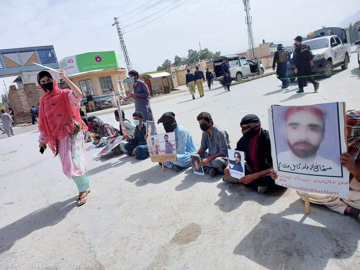 Aftab_Baloch7's tweet photo. 13 سال کی پُر امن جدوجہد سمّی کو اُسکا جبری طور پر لاپتہ والد سے نہیں ملا سکا۔ سمّی کو اور کتنا انتظار کرنا پڑیگا ؟
#SaveDrDeenMohdBaloch #RedZoneSitInProtest @RanaSanaullahPK @MaryamNSharif @CMShehbaz @BBhuttoZardari @sakhtarmengal @ImaanZHazir @HamidMirPAK @hrw @amnesty @WGEID https://t.co/M0gMPhPowt
