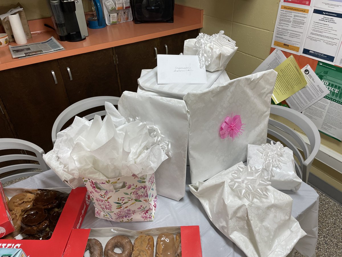MrsLaMottGrade3's tweet photo. We are so excited to be “showering” Ms. Stephanie today! 👰🏼💍🎁 #hlwwproud #lakerproud #hlwwlakers #3rdgrade #lakerleaders #fallwedding #frommstomrs #goingtothechapel https://t.co/7no3rBizOg