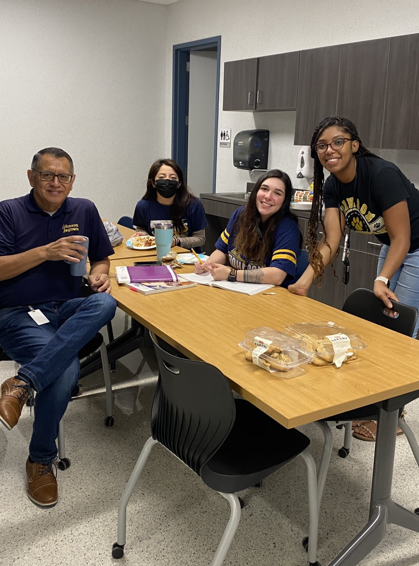 amartinezedu's tweet photo. Today is going to be a good day!  5th teachers are all smiles because  ⁦@ShainaShaw18⁩ surprised us with a waffle and bacon breakfast station!  ⁦@JohnsonES_AISD⁩ ⁦@tljones54⁩ ⁦@DrFavy⁩ #BetheXtra #BlessedBeyondMeasure https://t.co/CGss8PWkXp