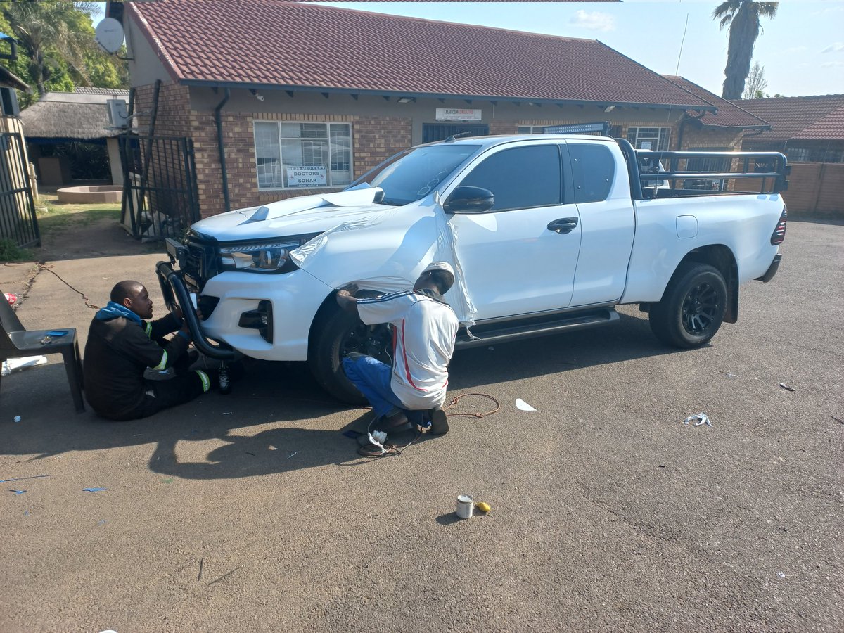 MaandaMugeri's tweet photo. Color transformation from grey to white (bakkie full wrap) 

We do: 
Graphic Designs,
Printing Services, 
Branding &amp; Signage, 
Branded corporate clothing &amp; gifts. 

For more visit https://t.co/4gMnOWvG3B 
Info@emjaycom.co.za 
072 755 5549 https://t.co/7IN8iYZugi