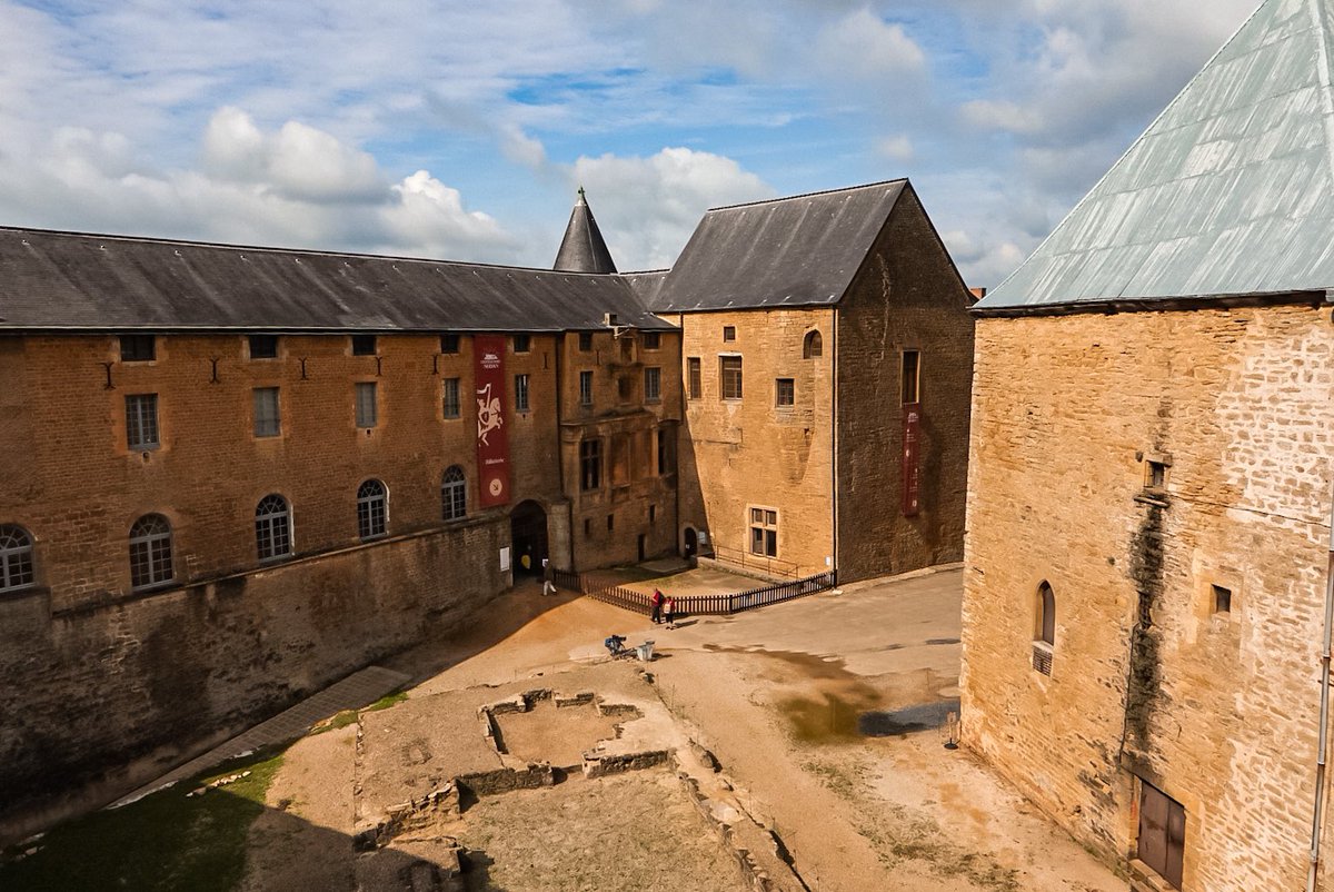 🇫🇷 À visiter sur la Meuse à vélo 🚲: le Château Fort de #Sedan, le plus grand château fort 🏰 d’Europe! 😮 #meuseavelo #ardennes #magnifiqueFrance