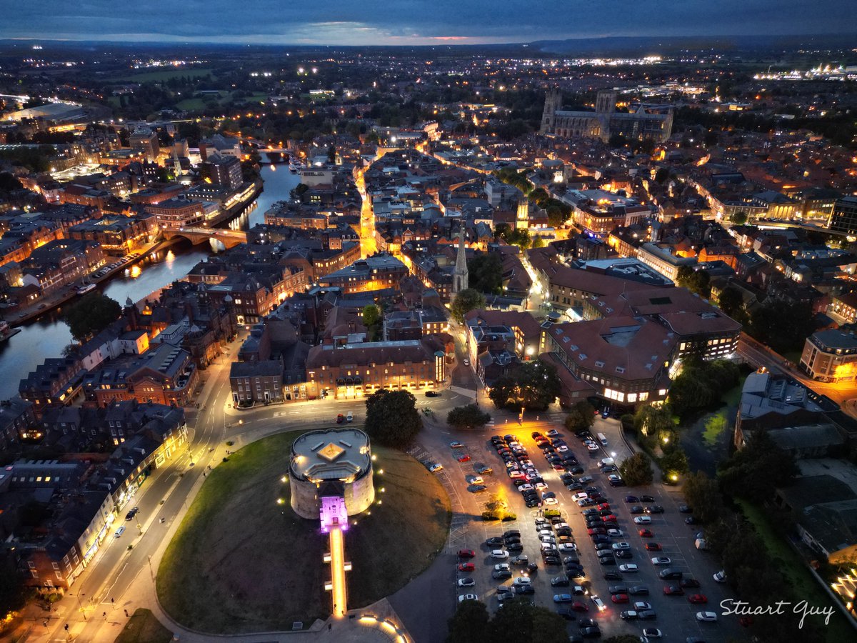 StuJGuy's tweet photo. York is a lovely place - it turns out it’s also pretty special from the sky 📸
#cliffordstower ✅
#yorkminster ✅
#riverouse ✅
#ousebridge ✅ https://t.co/jyYu7gnhvU