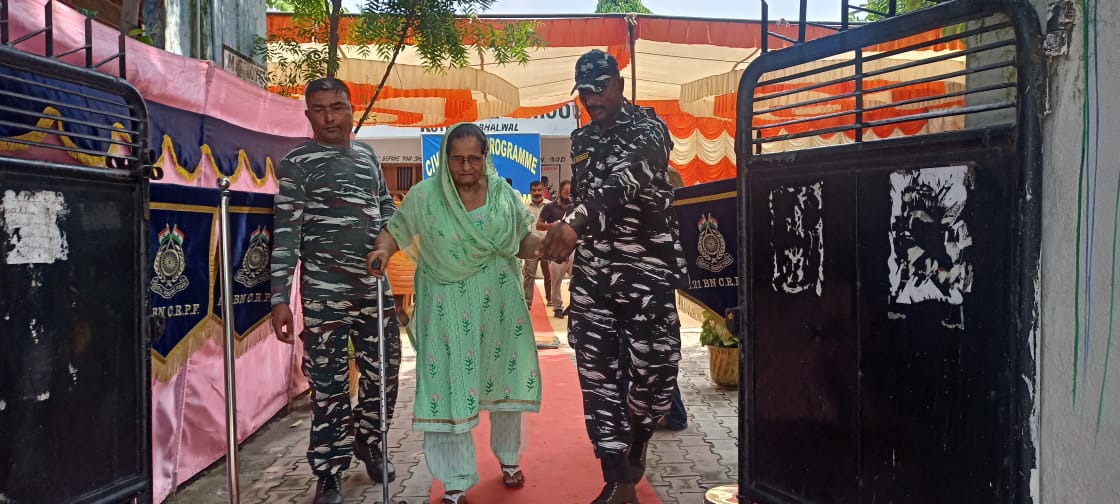 jammusector's tweet photo. #121Bn organised a free medical camp under #CivicActionProgram  During the medical camp, conducted free medical check up, distributed medicines  to needy people in vill Balwal, Jammu (J&amp;K)
#CRPFinServiceToHumanity https://t.co/y6JRE6WMz7