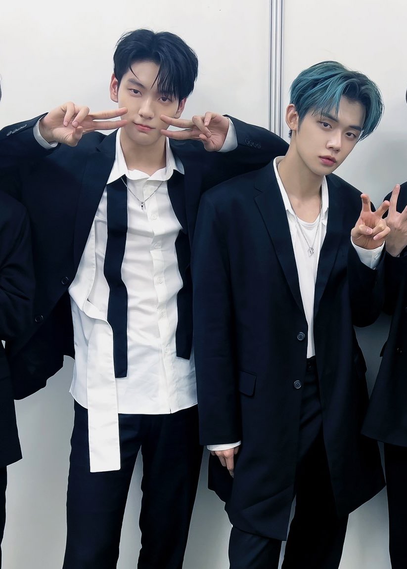 yeonjunswaist's tweet photo. WHAT IN THE FUCKING SIZE DIFFERENCE AGAIN.!* i i i i uh hsjdhdjfh https://t.co/DokYpeRXpQ