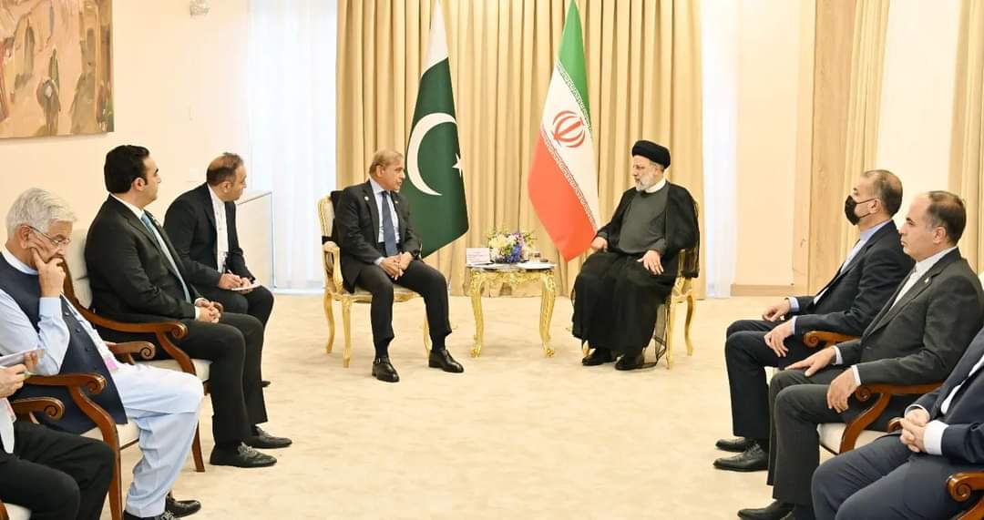 PPPSindhPK's tweet photo. UZBEKISTAN: September 15 - Prime Minister of Pakistan Muhammad Shehbaz Sharif along with Foreign Minister of Pakistan @BBhuttoZardari called upon Iranian President Ibrahim Raisi on the sidelines of the SCO summit in Samarkand, Uzbekistan. https://t.co/Bf1RsB6FmX