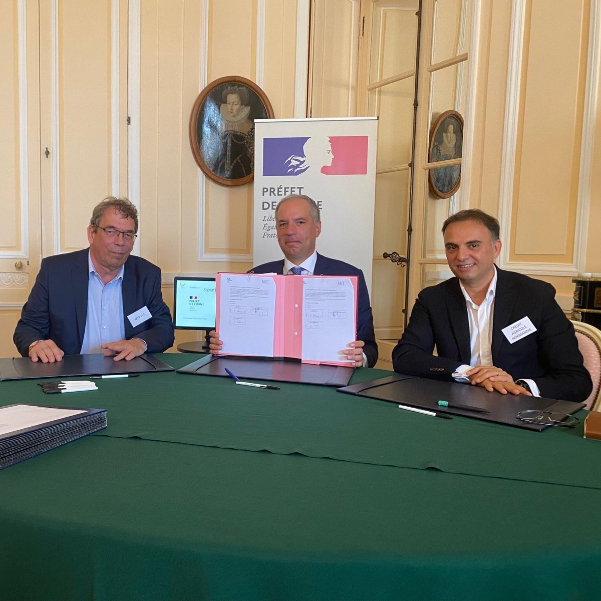 groupe_mtb's tweet photo. Jean-marc Fermey, Directeur Général de MTB111, a signé ce 15 septembre la convention PaQte avec le préfet de l'Orne.

Par cette convention, l'entreprise est fière de s'engager à œuvrer en faveur de l’inclusion et de l’insertion professionnelle des publics en difficultés.
#RSE https://t.co/vFpdDFar30