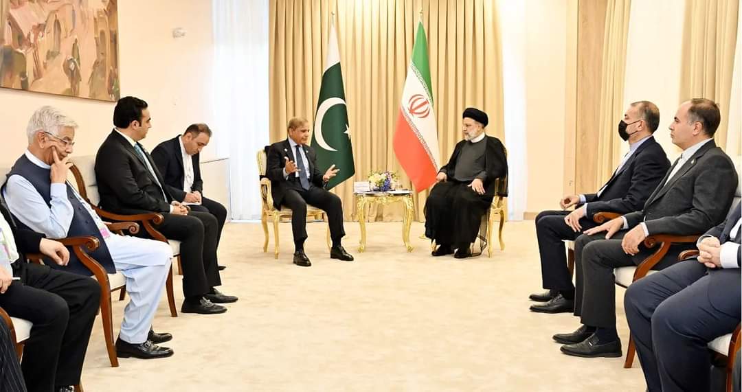 PPPSindhPK's tweet photo. UZBEKISTAN: September 15 - Prime Minister of Pakistan Muhammad Shehbaz Sharif along with Foreign Minister of Pakistan @BBhuttoZardari called upon Iranian President Ibrahim Raisi on the sidelines of the SCO summit in Samarkand, Uzbekistan. https://t.co/Bf1RsB6FmX