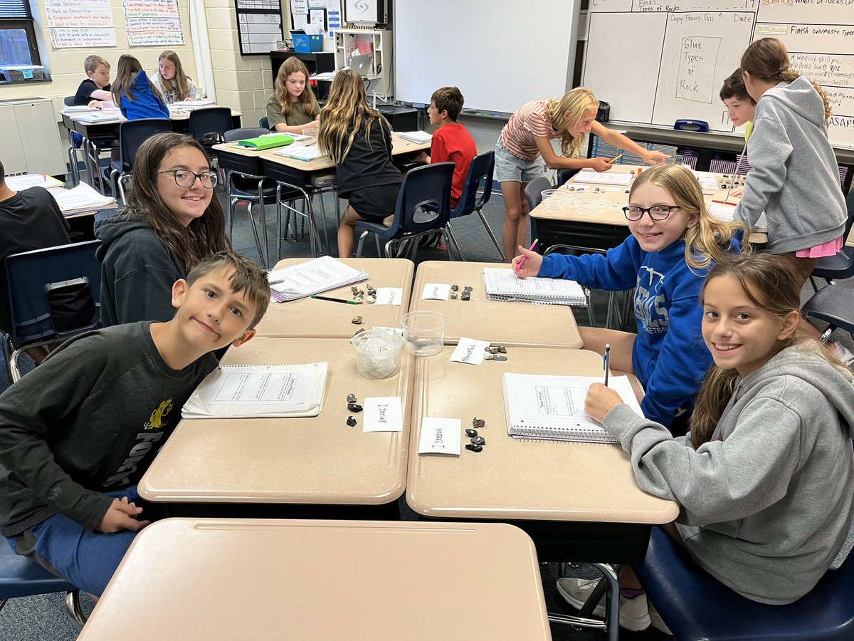 StarGenerals's tweet photo. We are classifying rock samples into sedimentary, igneous, and metamorphic categories today! 🪨 https://t.co/PM0vLNeczR