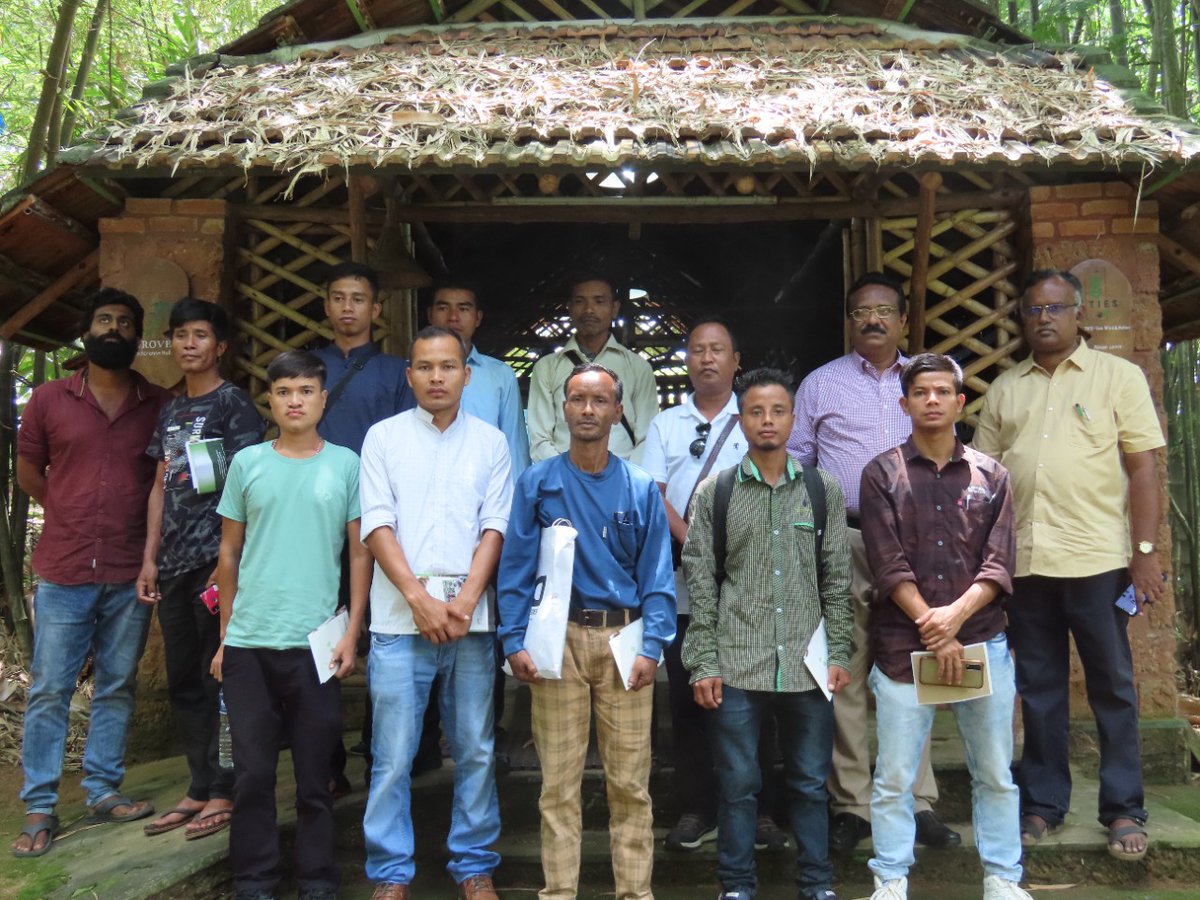 InstituteTies's tweet image. Apiculture training for visiting team from Meghalaya at NIRT

#beesforlife
#apiculturetraining
#trainingprogramme
#tiesinstitute