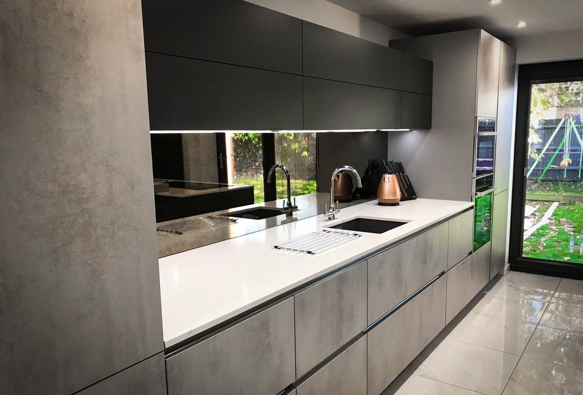 EGW_UK's tweet photo. When it comes to kitchen designs, the details can make all the difference. If you’re a fan of the vintage interior design style, antique mirror splashbacks are the perfect option for a beautiful addition to your kitchen interior🙌🏼 

#Antique #Glass #Splashback #Design #Modern https://t.co/4h7Ci5TVEd