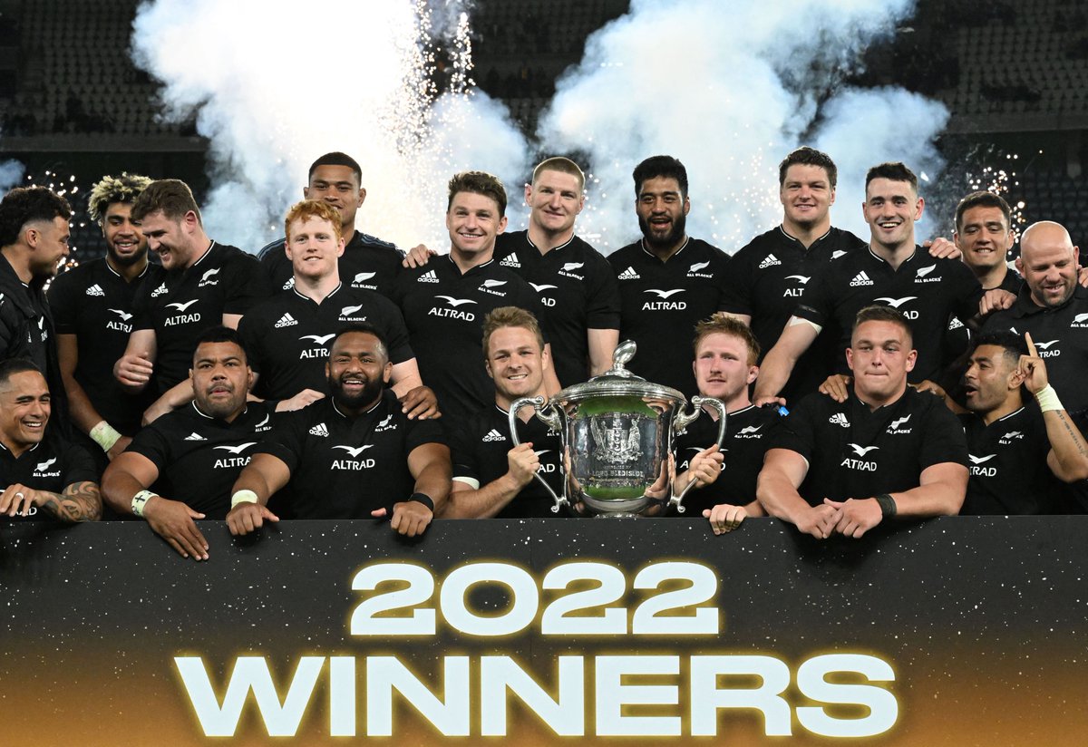 WorldRugby's tweet photo. Property of the @AllBlacks for a 20th year in a row 🏆

The Bledisloe Cup is on its way back to New Zealand after a late 39-37 win over Australia 🇳🇿 https://t.co/TF6l0Cbedg