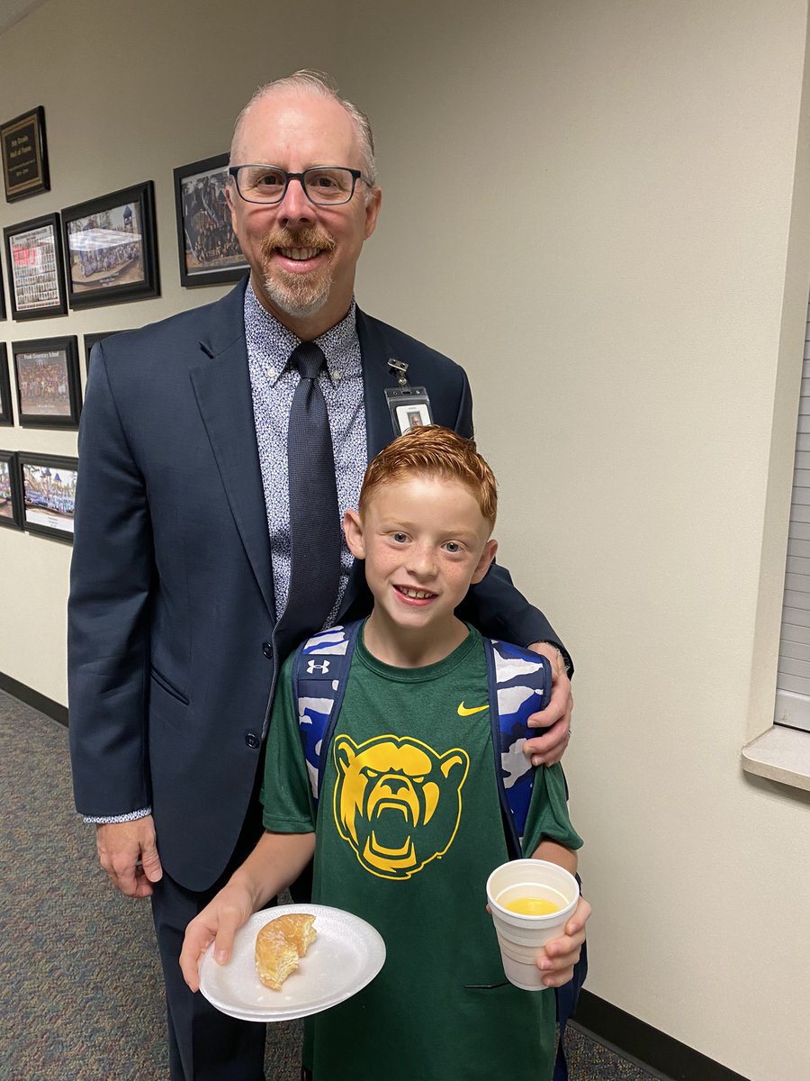 nan3971's tweet photo. @jrnkoc &amp; our Reid enjoyed donuts with dad @FrankKISD ! https://t.co/hCr2Mc8GSD