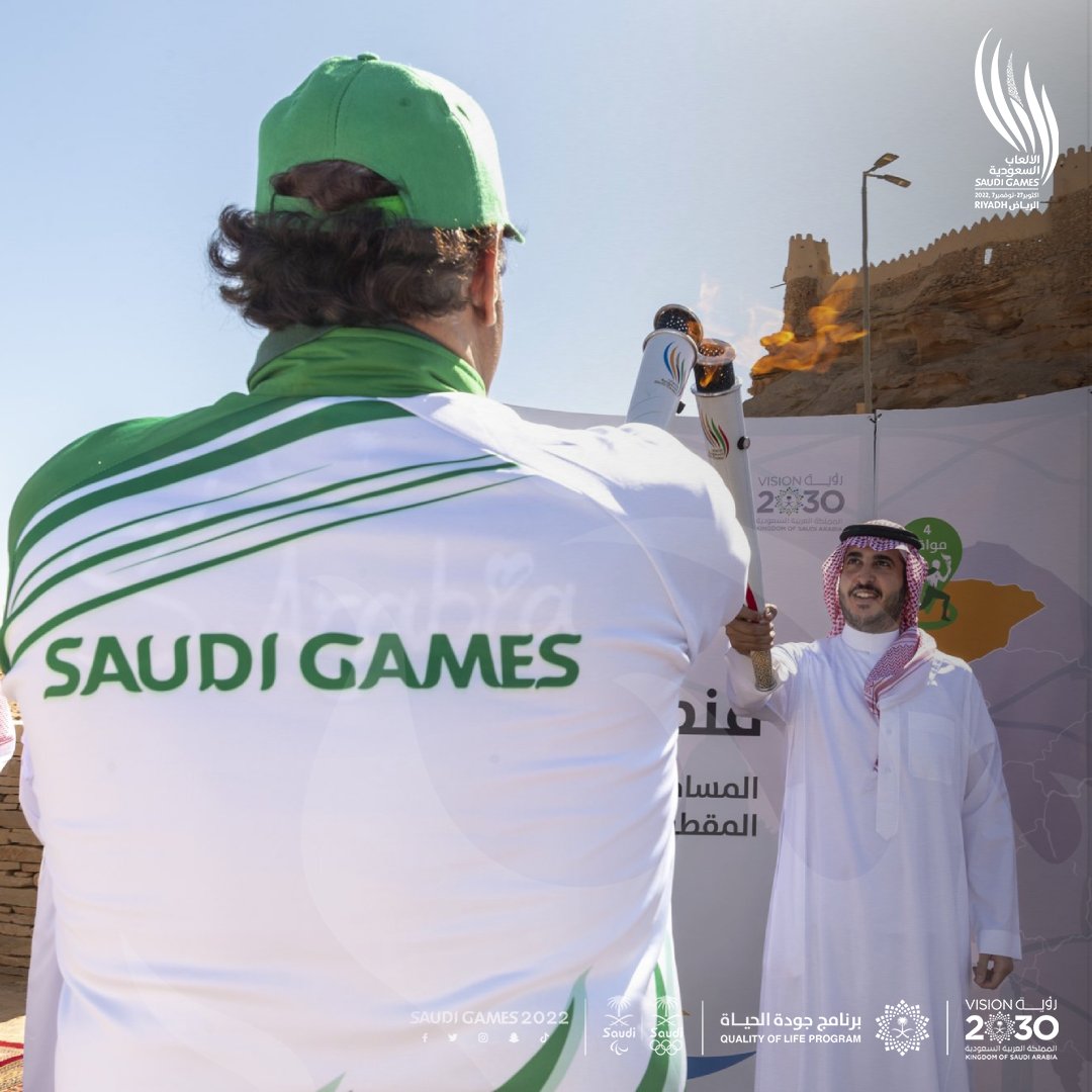 TheSaudiGames's tweet photo. سمو أمير منطقة الجوف الأمير فيصل بن نواف يتسلم شعلة #دورة_الألعاب_السعودية من نجم كرة اليد والجودو السابق راشد العيد 🇸🇦

أكبر حدث رياضي وطني 🔝 https://t.co/sCYkrtxi6x