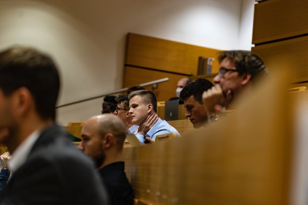 MLETUHH1's tweet photo. Heute starten unsere #mledays2022!
Ein erster Eindruck aus der Session zu "Maschinelles Lernen und künstliche Intelligenz in der Luftfahrt". Interessante Einblicke aus der Wissenschaft der @TUHamburg und der Industrie von @Airbus.

#hamburg #mlehamburg #aihamburg #kiluftfahrt https://t.co/MM7hQVLZkq