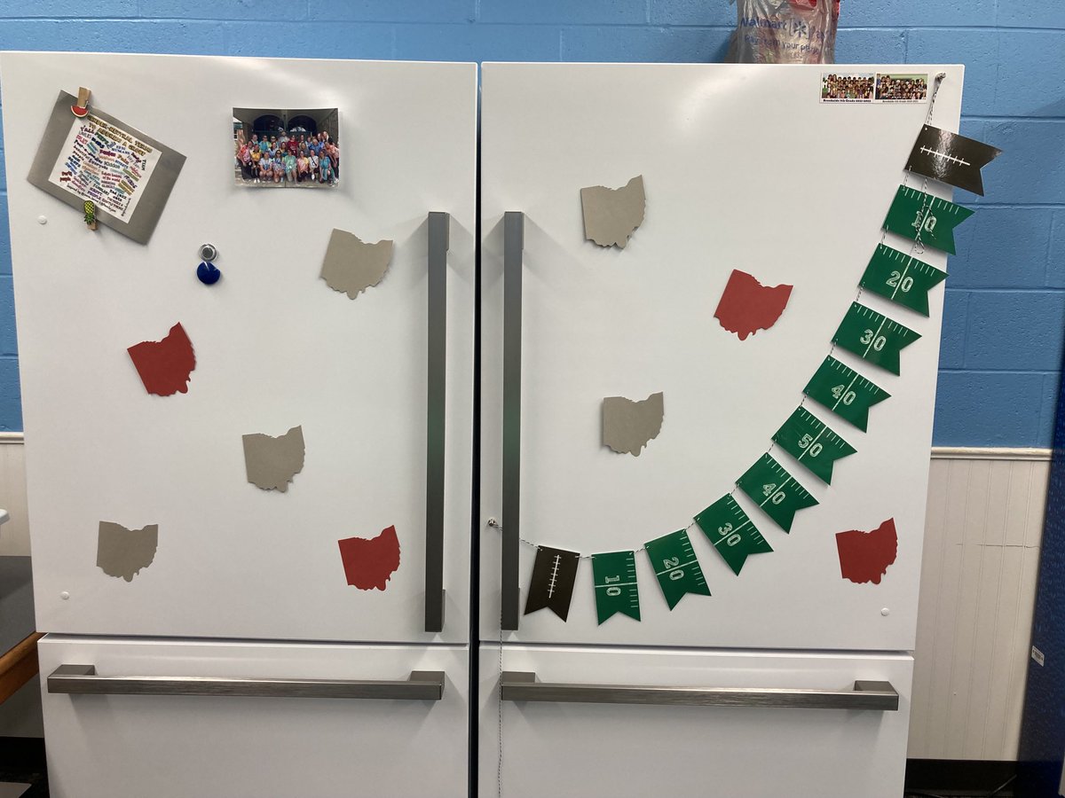 AngelaVanhulle's tweet photo. O-H  I-O tailgate potluck at Brookside. #itsworthit ⁦@BrooksideBcats1⁩ ⁦@wcsdistrict⁩ https://t.co/wfACzAtoO5