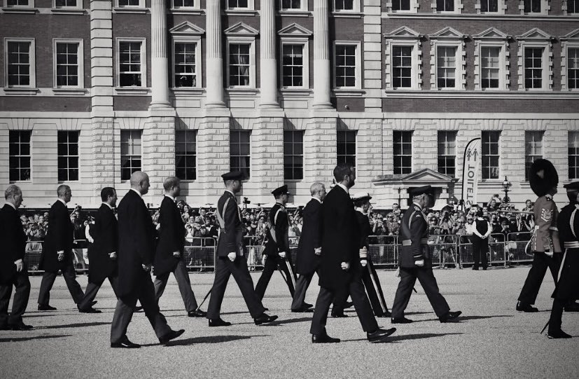 DawnGuler's tweet photo. Her Majesty Queen Elizabeth Il

The Procession carrying HM Queen Elizabeth Il from Buckingham Palace to Westminster Hall https://t.co/1sX0TybWB6