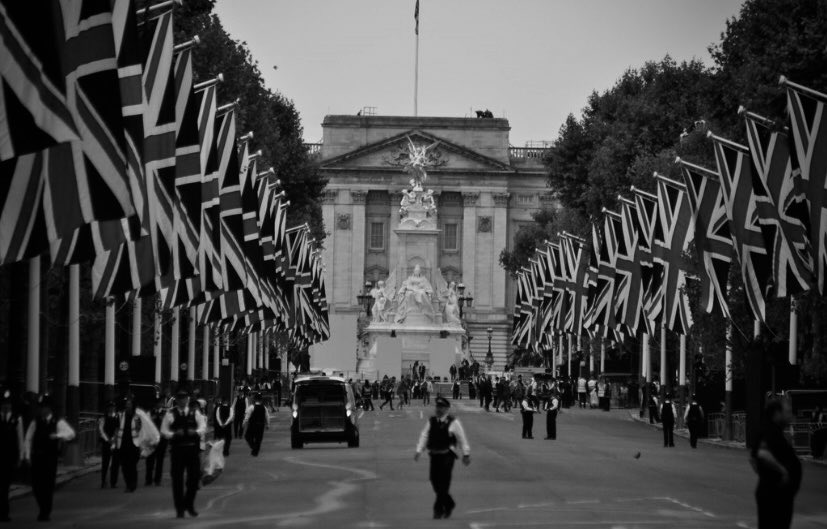 DawnGuler's tweet photo. Her Majesty Queen Elizabeth Il

The Procession carrying HM Queen Elizabeth Il from Buckingham Palace to Westminster Hall https://t.co/1sX0TybWB6