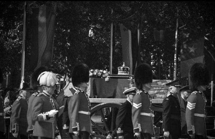 DawnGuler's tweet photo. Her Majesty Queen Elizabeth Il

The Procession carrying HM Queen Elizabeth Il from Buckingham Palace to Westminster Hall https://t.co/1sX0TybWB6