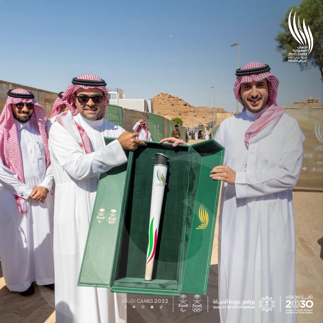 TheSaudiGames's tweet photo. سمو أمير منطقة الجوف الأمير فيصل بن نواف يتسلم شعلة #دورة_الألعاب_السعودية من نجم كرة اليد والجودو السابق راشد العيد 🇸🇦

أكبر حدث رياضي وطني 🔝 https://t.co/sCYkrtxi6x