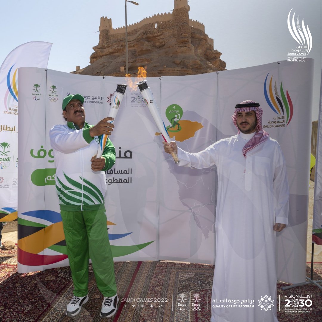 TheSaudiGames's tweet photo. سمو أمير منطقة الجوف الأمير فيصل بن نواف يتسلم شعلة #دورة_الألعاب_السعودية من نجم كرة اليد والجودو السابق راشد العيد 🇸🇦

أكبر حدث رياضي وطني 🔝 https://t.co/sCYkrtxi6x