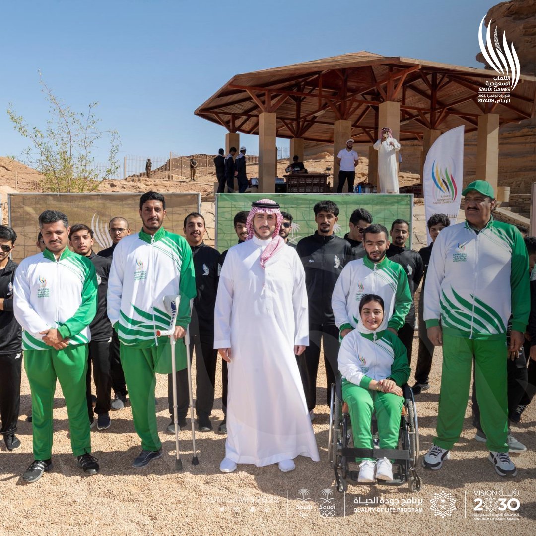 TheSaudiGames's tweet photo. سمو أمير منطقة الجوف الأمير فيصل بن نواف يتسلم شعلة #دورة_الألعاب_السعودية من نجم كرة اليد والجودو السابق راشد العيد 🇸🇦

أكبر حدث رياضي وطني 🔝 https://t.co/sCYkrtxi6x